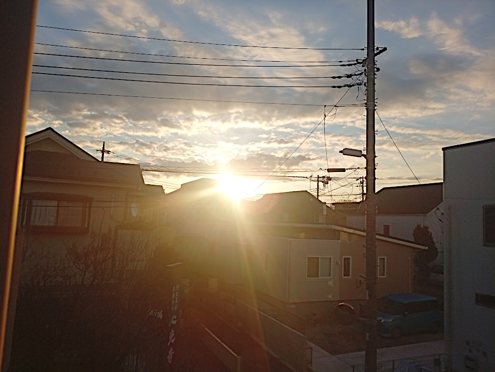 元旦に本堂を開けた時の写真です。建物の間にちょうど朝陽が見えました