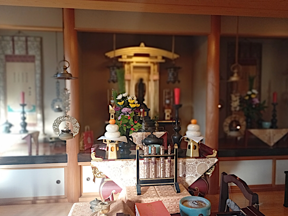 今回お供えするお餅を丸っこく戻してみました。しばらく、かなり平たくしていたのです。